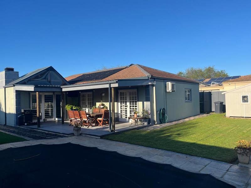 To Let 3 Bedroom Property for Rent in Uitzicht Western Cape